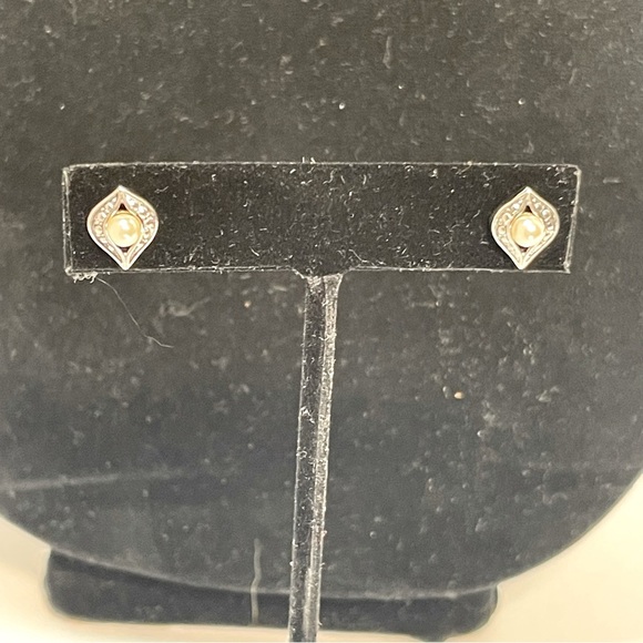 Avon Romantic Ensemble Silver Tone Faux  Pearl Stud Earrings - Picture 5 of 6